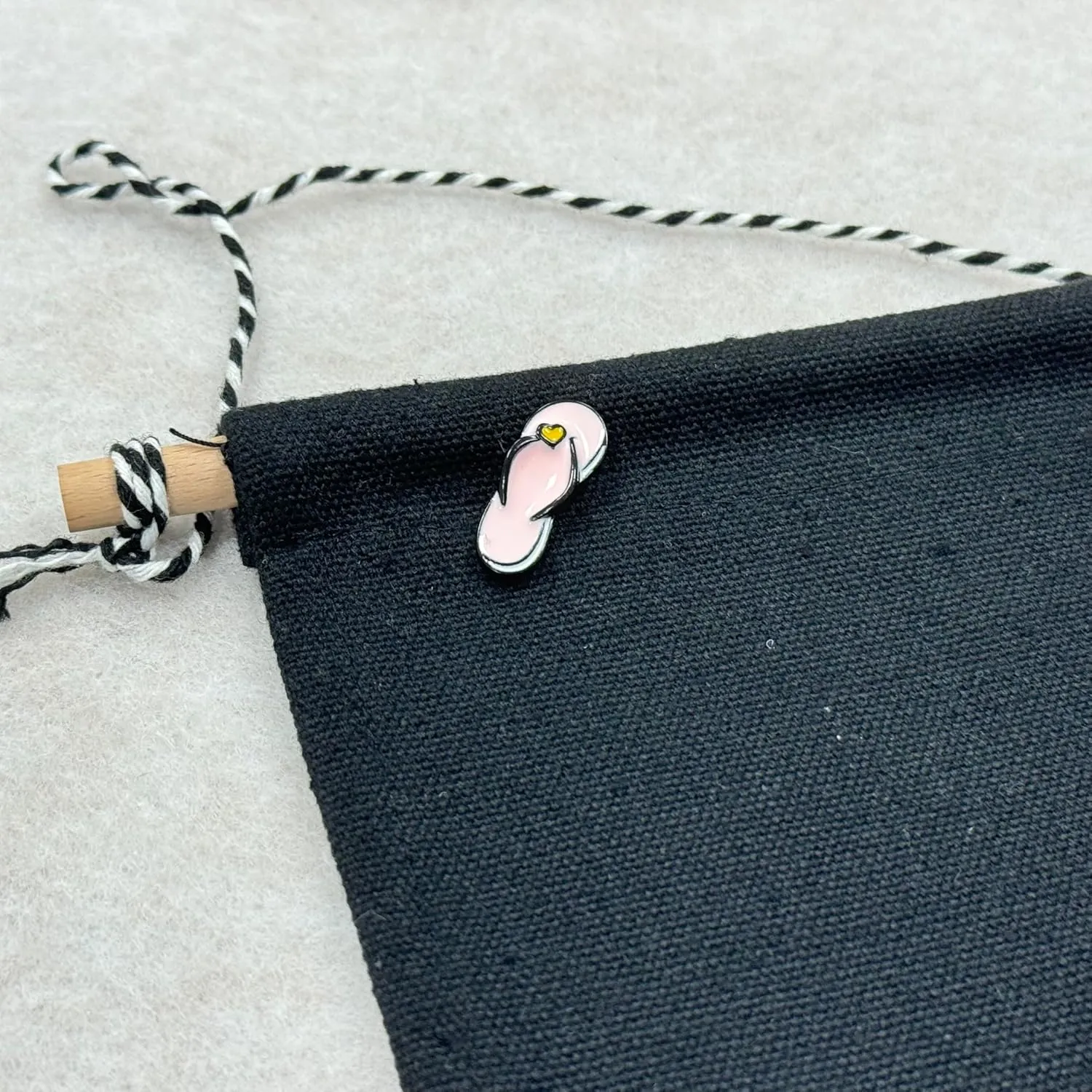 Love Slippers Brooch Rocket Ship Badge Fan Cosplay Jewelry Video Game Peripheral Gifts Drip Oil Painted Enamel Pins Suitable for Hats Jackets Canvas Bags